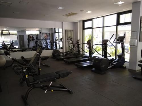 Studio Alezzi Beach Resort في مامايا نورد نافورداي: صالة ألعاب رياضية بها العديد من أجهزة المشي وأجهزة القلب والأوعية الدموية