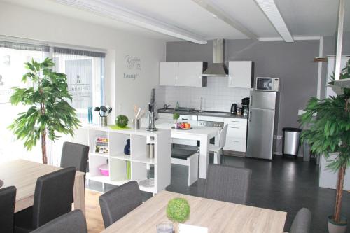 een keuken en eetkamer met een tafel en stoelen bij Gaestehaus-Alte-Druckerei-Wetzlar in Wetzlar