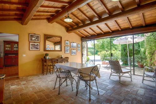 a dining room with a table and chairs at La Renaia in Cortona