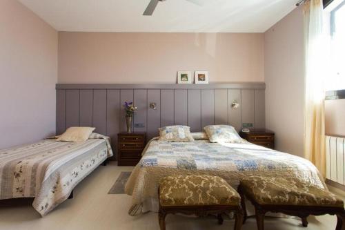 1 dormitorio con 2 camas y ventana en Anita's Bed and Breakfast, en Barcelona