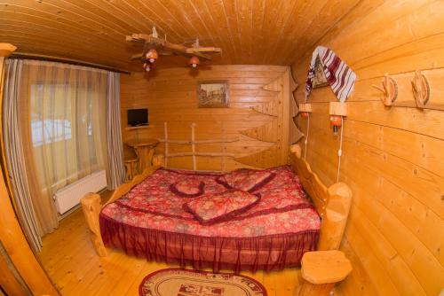Tempat tidur dalam kamar di Садиба Вежа