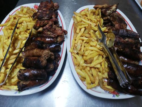 Comida na casa de hóspedes ou em algum lugar perto