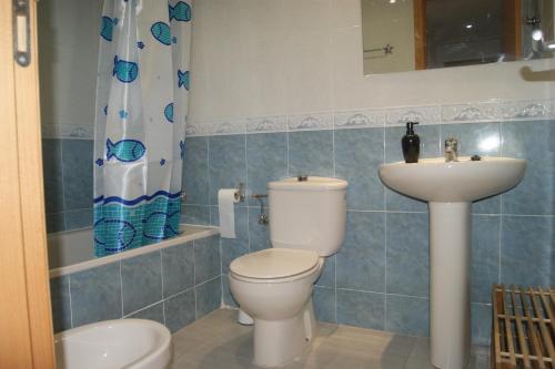 a bathroom with a toilet and a sink at Apartamentos Porta Mediterranea in Alcossebre