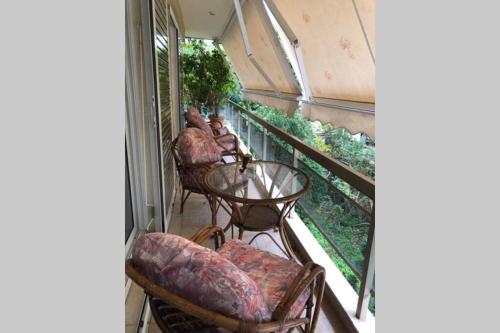 balcone con sedie e tavolo. di Cosy & Functional pied-à-terre ad Atene