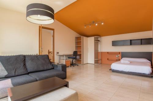 ein Wohnzimmer mit einem Sofa und einem Bett in der Unterkunft Aldecarles in L'Aldea