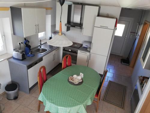 Küche/Küchenzeile in der Unterkunft Stadldorf» Ferienwohnung Wagner
