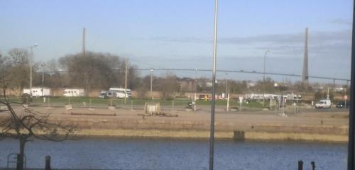 - une vue sur un parking à côté d'une masse d'eau dans l'établissement l'Escale des Vases, à Honfleur