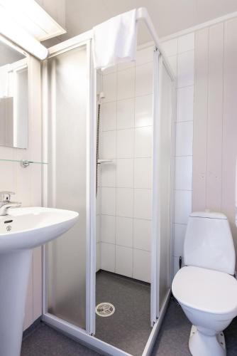 a bathroom with a toilet and a sink at Mo Gjestegård in Mo i Rana