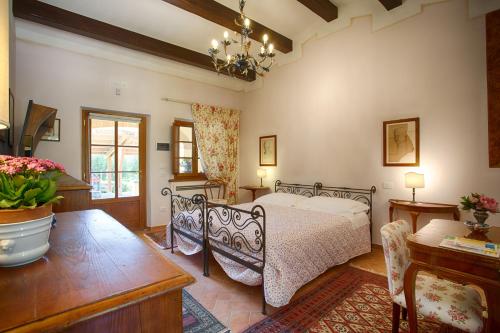 a bedroom with a bed and a table at La Renaia in Cortona
