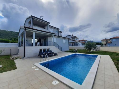 una piscina en el patio trasero de una casa en VILLA AMBER YourCroatiaHoliday, en Drenje