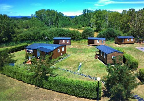 un groupe de cottages dans un champ arboré dans l'établissement La Villa del Karting, à El Teso