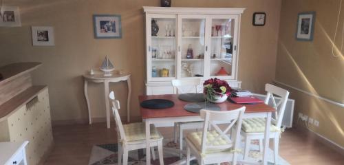 une salle à manger avec une table et des chaises dans l'établissement l'Escale des Vases, à Honfleur