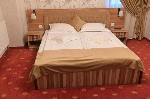 Un pat sau paturi într-o cameră la Pensiunea Ayana