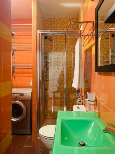 a bathroom with a green sink and a toilet at Casa Cambrils Bahia in Cambrils
