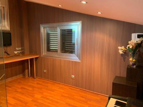 a room with a window and a vase of flowers at Casa Cambrils Bahia in Cambrils