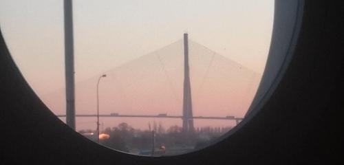 - une vue sur un pont depuis une fenêtre dans l'établissement l'Escale des Vases, à Honfleur