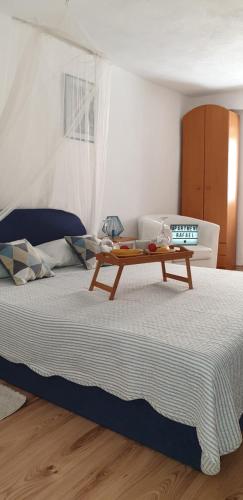 Un dormitorio con una cama con una mesa. en Apartment Rafael, en Senj