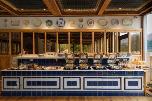 Makanan di atau berdekatan rumah tamu ini
