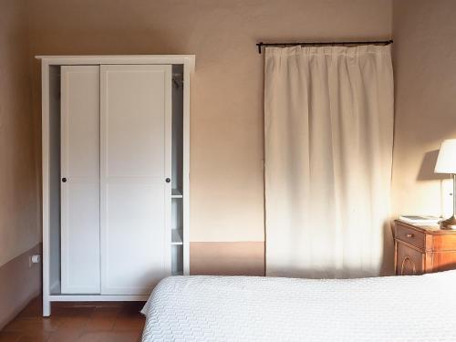 a bedroom with a bed and a white closet at Agriturismo La Costa - Casa Vacanze in Perego