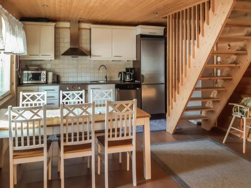een keuken met een tafel en stoelen in een kamer bij Holiday Home Antin mökki by Interhome in Ylikyro