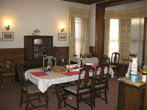 - une salle à manger avec une table et des chaises dans l'établissement Olde Judge Mansion B&B, à Troy