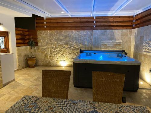 Habitación con baño grande con bañera azul. en Villa Caerus, en Pafos