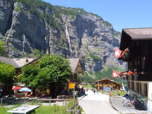 Nespecifikovaný výhled na hory nebo výhled na hory při pohledu z chaty