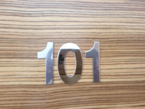 a wooden table with the number cut out at Pension Paloma - Oiartzun in Oiartzun