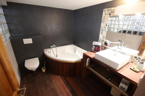 une salle de bain avec une baignoire, un lavabo et des toilettes dans l'établissement Les Platanes, à Cassis