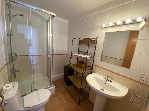 トレリャ・デ・モングリにあるDaró 3DB115 Mas Pinellのバスルーム(トイレ、洗面台、シャワー付)