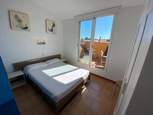 トレリャ・デ・モングリにあるDaró 3DB115 Mas Pinellのベッドルーム1室(ベッド1台、大きな窓付)