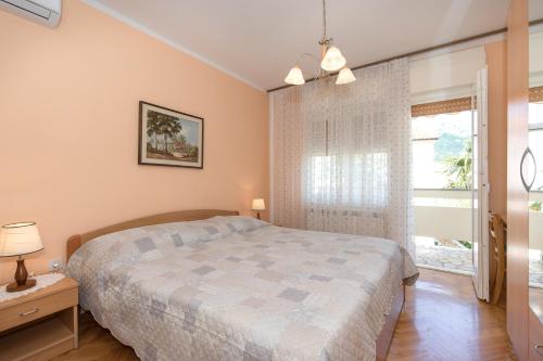 una camera con un grande letto e una finestra di Vesna a Baška