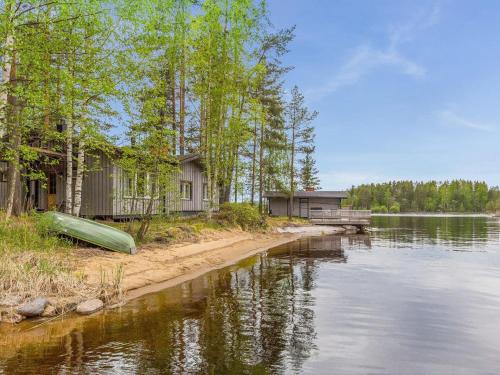 eine Hütte am Ufer eines Sees in der Unterkunft Holiday Home Wuorilahti by Interhome in Savonlinna