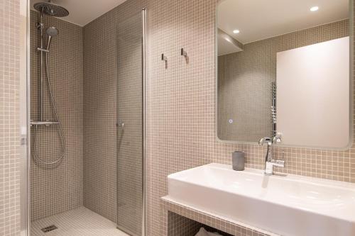 W łazience znajduje się umywalka i prysznic. w obiekcie NEW - Villa Urbaine au Coeur de Paris - 6 pers w Paryżu
