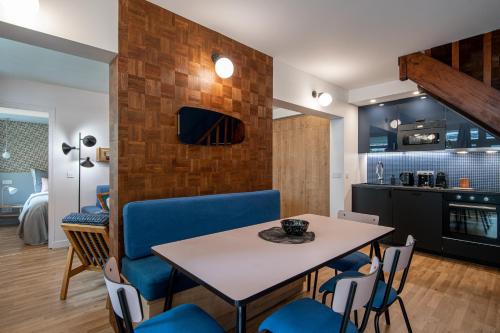 une cuisine et une salle à manger avec une table et des chaises dans l'établissement NEW - Villa Urbaine au Coeur de Paris - 6 pers, à Paris