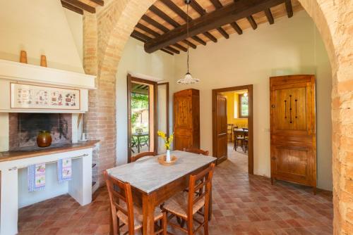a kitchen and dining room with a table and chairs at Fonte Sala in Montefalco