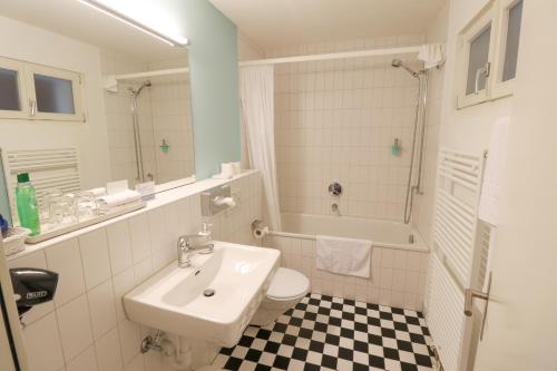 A bathroom at EMMA Bett und Bistro