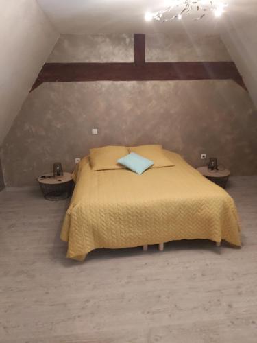 - une chambre mansardée avec un lit jaune dans l'établissement L'instant Au Présent, à Beloeil