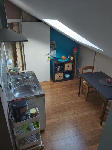 - une cuisine avec une cuisinière et une table dans une chambre dans l'établissement L'instant Au Présent, à Beloeil