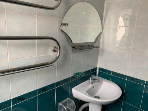 ein Badezimmer mit Waschbecken und Spiegel in der Unterkunft VirDi House in Morschyn