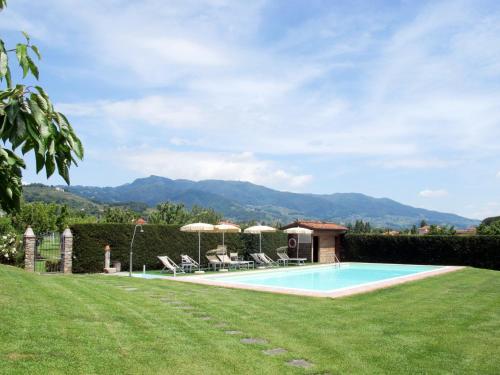 - une piscine dans une cour avec des chaises et des parasols dans l'établissement Apartment Le Fornaci-1 by Interhome, à San Quirico di Moriano