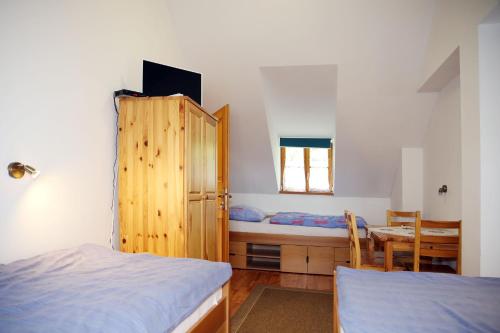 Un pat sau paturi într-o cameră la Pajta Villa
