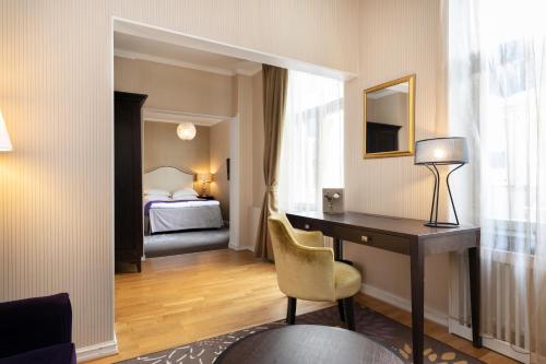Postel nebo postele na pokoji v ubytování Elite Hotel Savoy