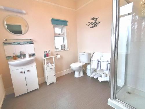 Ett badrum på Schooner Point Guest House