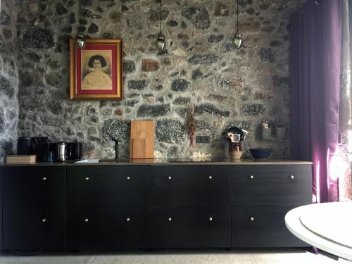 Vestidor negro en una habitación con pared de piedra en El Patio del Charco– Eine Oase mitten in der Stadt, en Arrecife