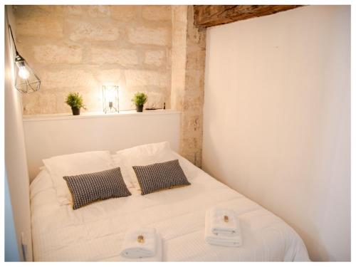 アヴィニョンにあるAventure Avignonnaise - AUTHENTIQUE - INTRAMUROS - CITY CENTERの小さなベッドルーム(白いベッド1台、タオル2枚付)