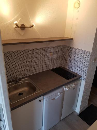 Kuchyň nebo kuchyňský kout v ubytování Studio tout confort avec vue sur les sommets
