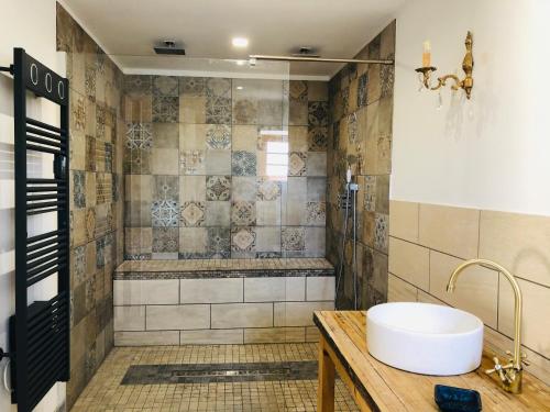 une salle de bain avec une baignoire et un lavabo dans l'établissement Chambre du parc Élevage Girbal, à La Chapelotte