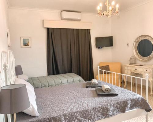 sypialnia z łóżkiem, krzesłem i lustrem w obiekcie Villa Zammitella w mieście St Paul's Bay