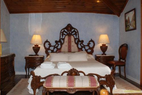 a bedroom with a large bed and two lamps at Posada El Mirador in Lavín